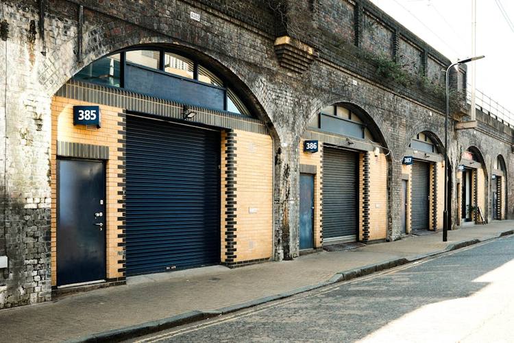 How to Sell Surplus Garments in London for Same-Day Payment