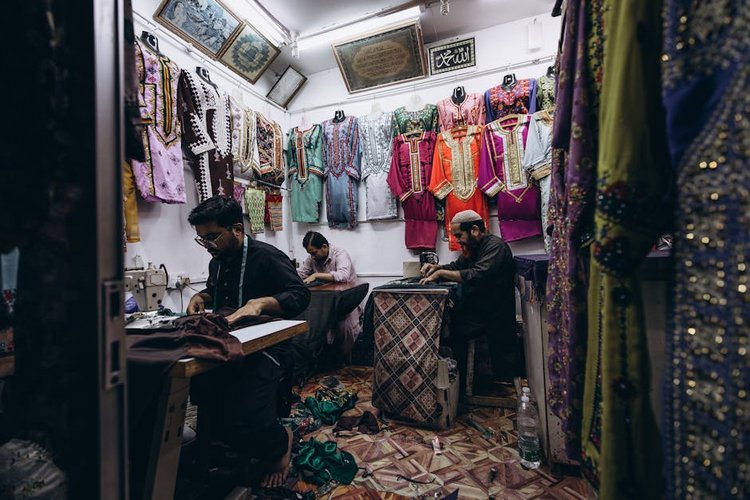 How to Sell Surplus Garments in Muscat and Get Paid the Same Day