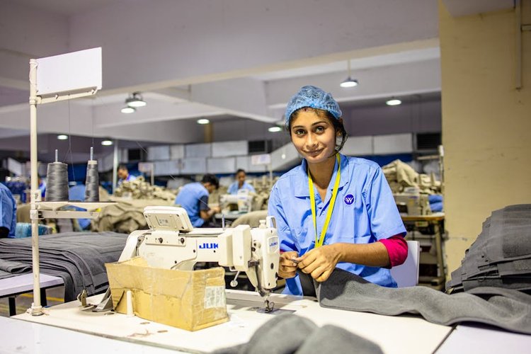 Sell Non-Moving Garments Inventory in Deira, UAE — Same Day Payment