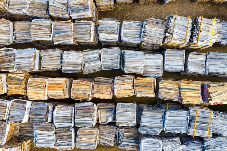Käufer toter Lagerbestände in Deutschland – Ausverkauf von Baumaterialien in der Nähe von Hamburg, Deutschland