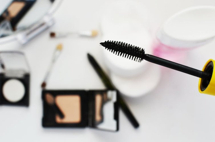 Leder du efter Dead Cosmetics Aktiekøbere nær Odense, Danmark? Kontakt os i dag
