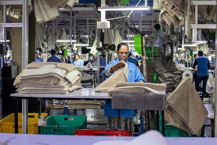 Slow-Moving Garments Stock in Los Angeles, USA? We Are Your Best Buyer