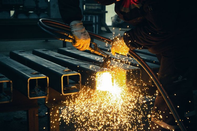 Why Manchester, UK Companies Choose Clear Your Stocks for Hardware Clearance