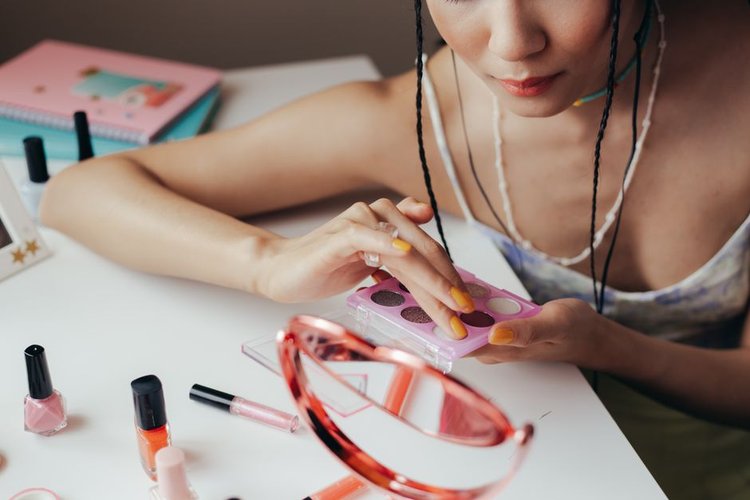 Immediate Cash Offer for Cosmetics Dead Stock in Amsterdam, Netherlands