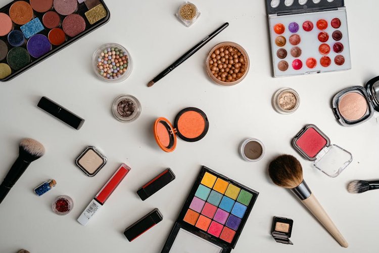 Cosmetics Dead Stock Buyers Near Lowell, USA — Free Collection Anywhere
