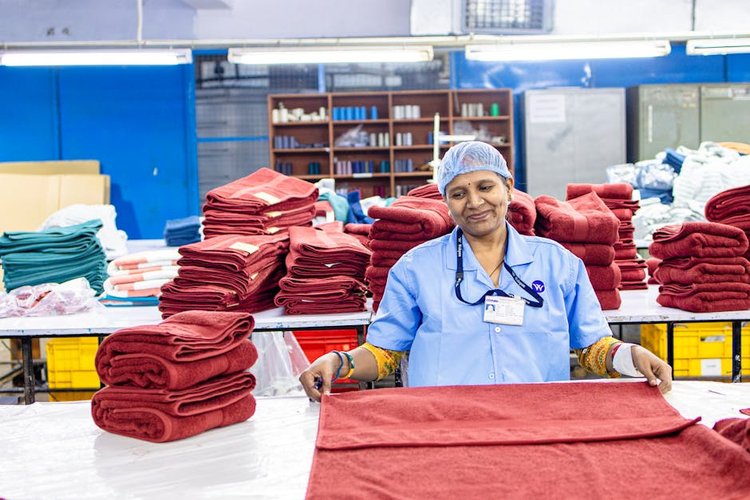 Looking for Dead Garments Stock Buyers Near Lowell, USA? Contact Us Today