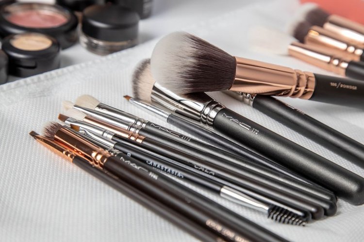 Looking for Dead Cosmetics Stock Buyers Near Karachi, Pakistan? Contact Us Today