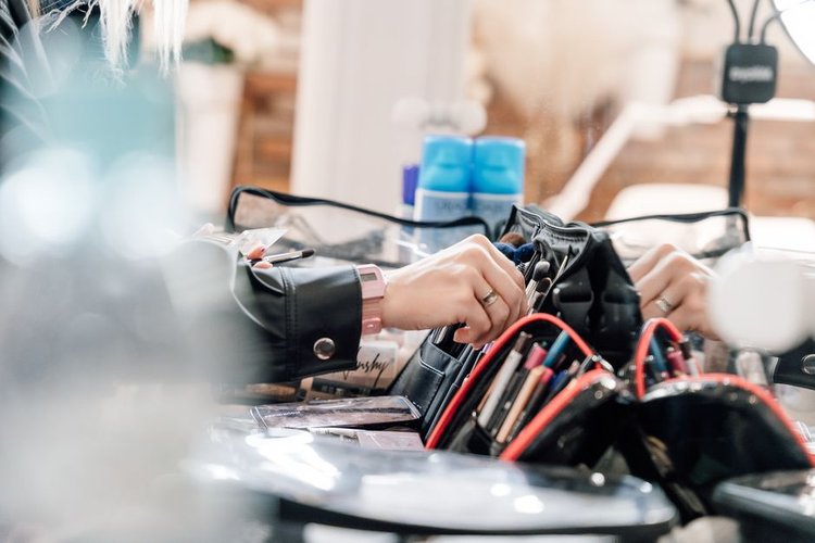 Sell Your Cosmetics Dead Stock Anywhere in France — Fast Payment