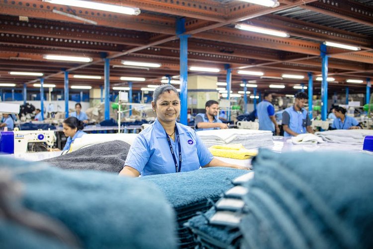 Fastest Garments Stock Clearance in Innsbruck, Austria — Any Condition, Any Quantity