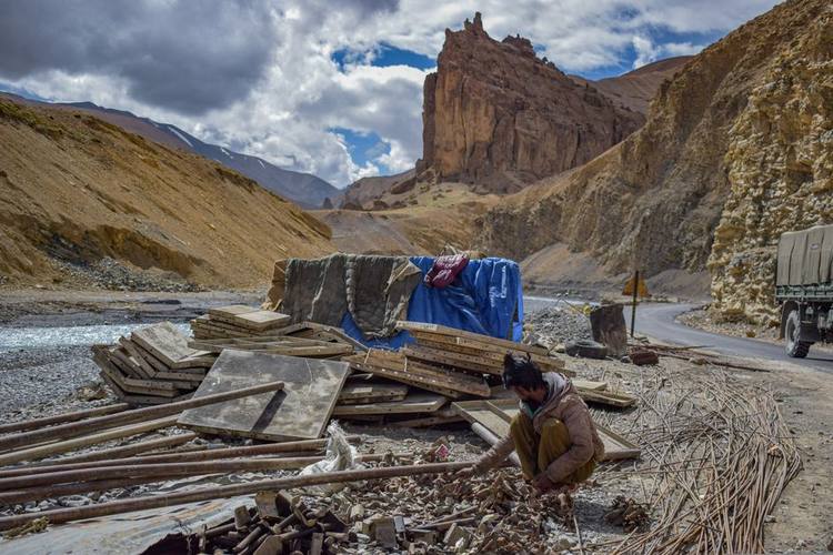 Trusted Surplus Stock Buyers for Building Materials in Dubai, UAE — 2026 Guide