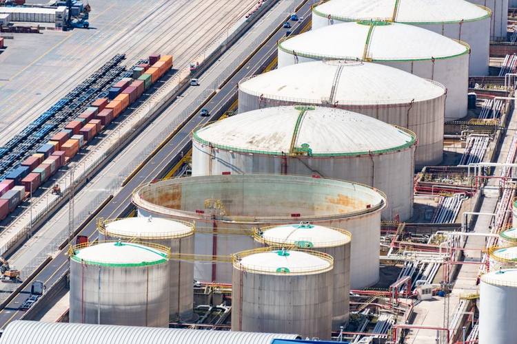 Why Birmingham, UK Companies Choose Clear Your Stocks for Oil & Gas Clearance