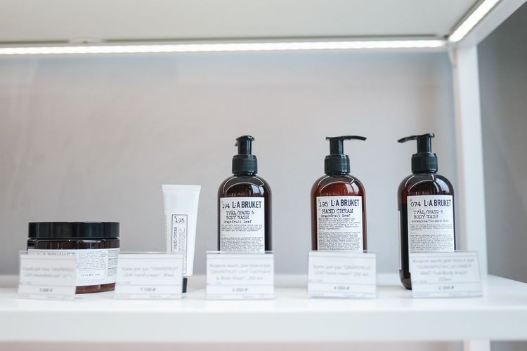 Cosmetics Dead Stock Buyers Near Dover, USA — Free Collection Anywhere