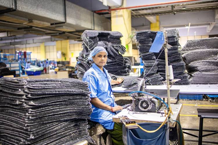 Overstock Garments Buyers Canada — Clear Your Toronto, Canada Warehouse Today