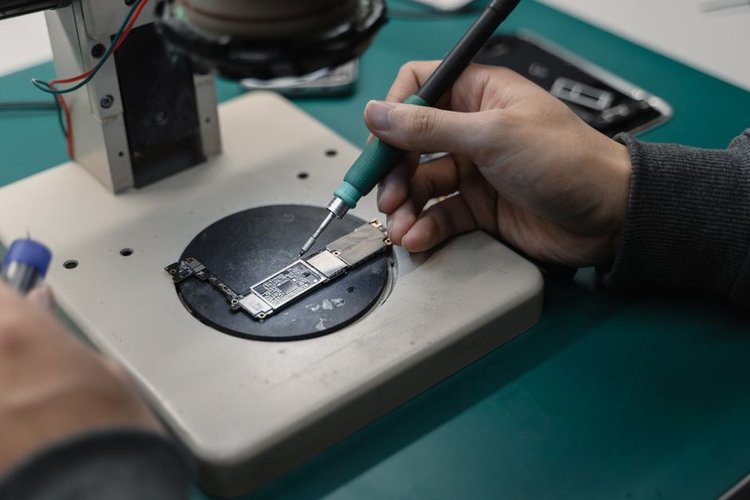 Liquidieren Sie Ihren Elektronikbestand in Innsbruck, Österreich – die Auflösung Ihrer Lagerbestände zahlt sich noch am selben Tag aus