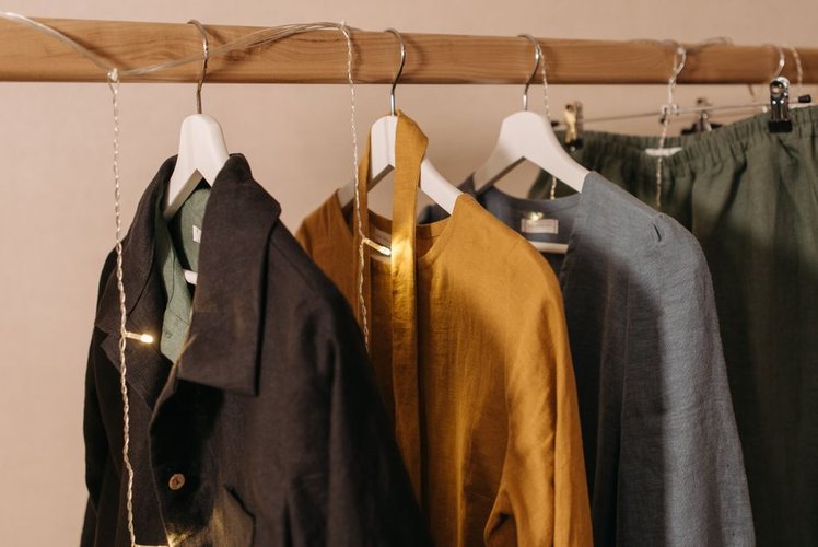 Wir kaufen derzeit überschüssige Lagerbestände an Kleidungsstücken in Bremen, Deutschland