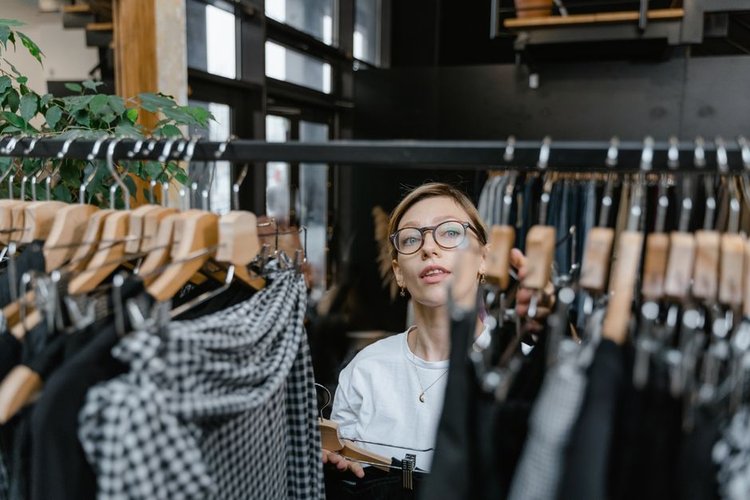 Aux prises avec des vêtements invendus à Marseille, en France ? Voici la solution la plus rapide