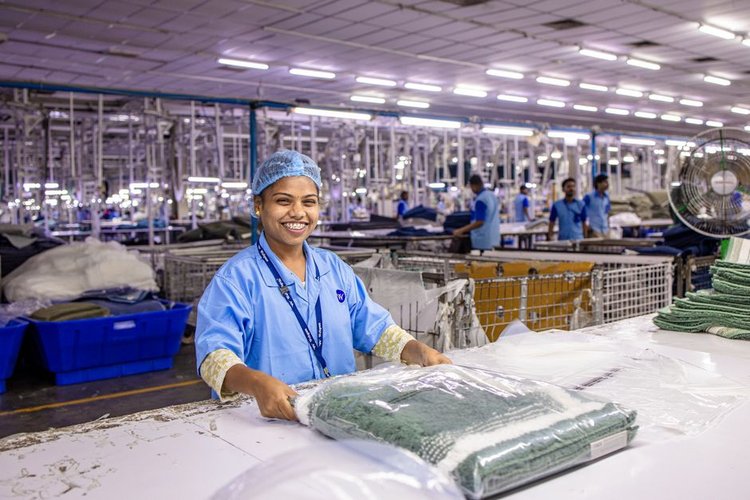 Toulouse, France Acheteurs de stocks de vêtements excédentaires — Prix équitable, collecte rapide