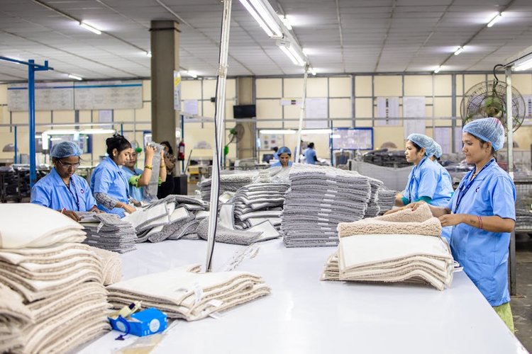 Non-Moving Garments Stock Buyers in Singapore — Serving Jurong East, Singapore and Beyond