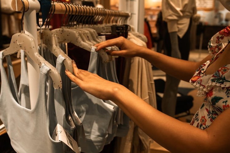Kowloon, Hong Kong Non-Moving Garments Stock Buyers — Same Day Collection and Pay