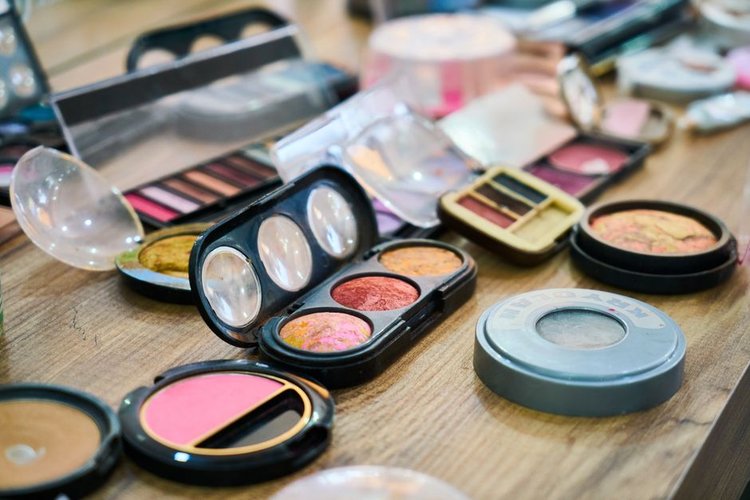 Cosmetics Stock Clearance Buyers in Patras, Greece — Any Condition Accepted